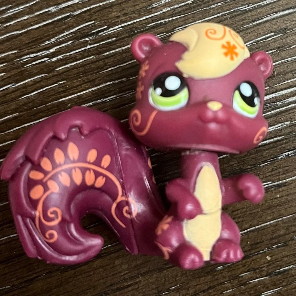 Littlest Pet Shop squirrel #0318 maroon with henna tattoos with green eyes